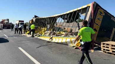 Afyonkarahisar’da Sıvı Yağ Yüklü Tır Orta Refüje Devrildi