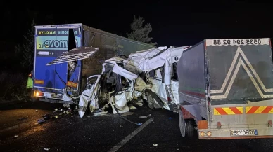 Mersin Tarsus’ta Tarım İşçilerini Taşıyan Minibüs Tıra Çarptı: 3 Ölü, 16 Yaralı