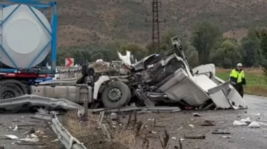 Sivas’ta Yolcu Otobüsü ile Tır Çarpıştı: 3’ü Ağır 23 Yaralı