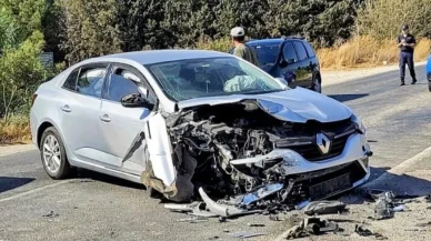 Bodrum'da Kafa Kafaya Trafik Kazası: 3 Kişi Yaralandı, 2’si Araçta Sıkıştı