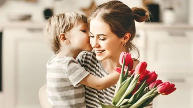 2026 Anneler Günü Ne Zaman? Hangi Güne Denk Geliyor, Resmi Tatil mi, Ne Hediye Alınır?