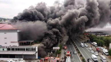 Trabzon Akçaabat’ta AVM Yangını: Deppo Alışveriş Merkezi’nde Alevler Gökyüzünü Kapladı