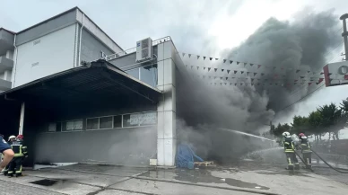 Trabzon Akçaabat’ta AVM Yangını: Hırdavat Deposu Alevlere Teslim Oldu