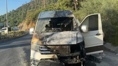 Marmaris’te Turistleri Taşıyan Minibüs Alev Aldı: Şoförün Soğukkanlılığı Facia Önledi