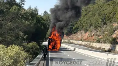 Muğla Sakar Geçidi'nde Odun Yüklü Tırda Yangın Çıktı