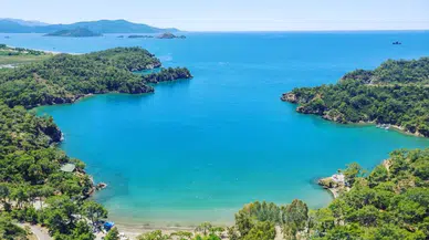 Fethiye’nin Saklı Cenneti Katrancı Koyu: Çam Kokulu Bir Kaçış