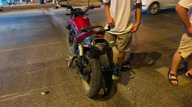 Kırmızı Işıkta Motosiklete Çarpan Sürücü Kayıplara Karıştı!