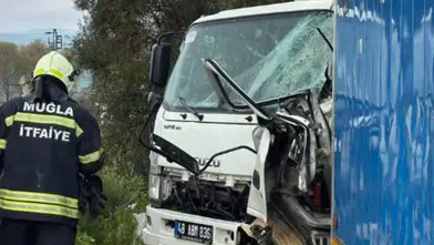 Milas Kaza! Damlıboğaz’da Kamyonetler Çarpıştı: Sıkışanlar Var!
