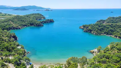 Fethiye’nin Saklı Cenneti Katrancı Koyu: Çam Kokulu Bir Kaçış