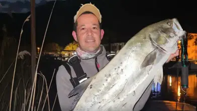 Akyaka’da Dev Liça Heyecanı: Amatör Balıkçı 12,5 Kiloluk Balığı Kıyıya Çıkardı