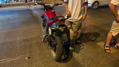 Kırmızı Işıkta Motosiklete Çarpan Sürücü Kayıplara Karıştı!