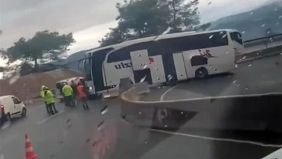 Muğla Sakar Yokuşu'nda Yolcu Otobüsü Polis Aracına Çarparak Durdu!