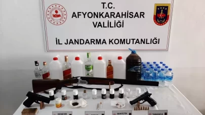 Afyonkarahisar'da Kaçak Alkol ve Uyuşturucu Operasyonu: Litrelerce Sahte Alkol ve Ruhsatsız Silah Ele Geçirildi