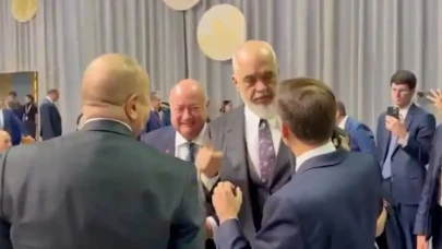 Son Dakika: Fransa Cumhurbaşkanı Emmanuel Macron, Arnavutluk Başbakanı'na tokat attı