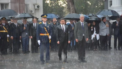 Doluya Rağmen Saygı Duruşu! Kaymakam Mert Kumcu Alkış Topladı