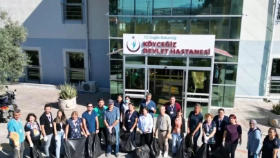 Köyceğiz Devlet Hastanesi’nde Gönüllü Personel Bahçede Çevre Temizliği Yaptı