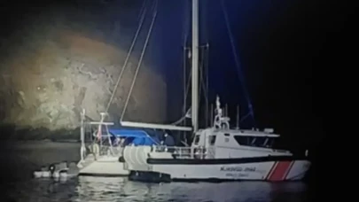 Fethiye Açıklarında Göçmen Operasyonu: 15’i Çocuk 35 Kişi Yelkenli Teknede Yakalandı