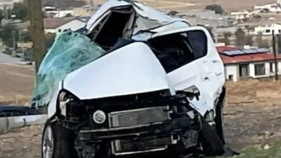 Tır Otomobile Çarptı: Hemşire Sümeyye Solmaz Hayatını Kaybetti