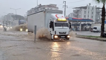 Milas’ta Sağanak Yağış Sokakları Göle Çevirdi: Altyapı Tepkisi