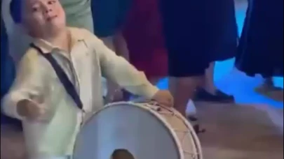 Muğla’nın Minik Davulcusu Gündem Oldu! Binlerce Beğeni ve Yorum Yağıyor (VİDEO)