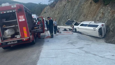 Fethiye İnlice Yolunda Kaza: Minibüs Takla Attı, Sürücü Ayağı Sıkışmış Halde Kurtarıldı
