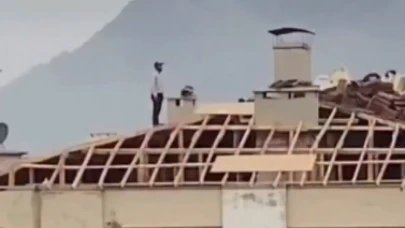 Marmaris’te İnşaat İşçisinden 10 Kasım’da Çatıda Saygı Duruşu