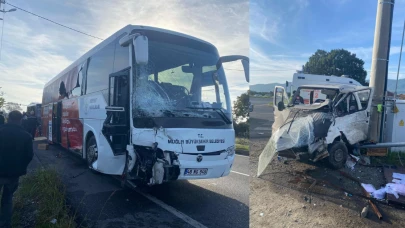 Köyceğiz’de Trafik Kazası: Minibüs ile Otobüs Çarpıştı: 2 Yaralı