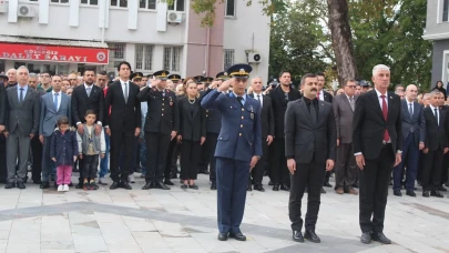Köyceğiz Kaymakamlığı’ndan 10 Kasım Töreni: Hükümet Konağı Önünde Saygı Duruşu