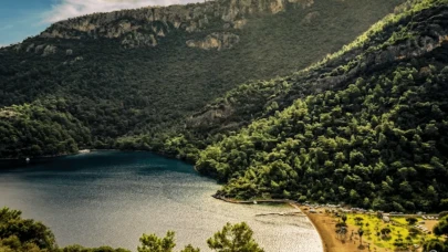 Sarsala Koyu: Mavinin ve Yeşilin Buluştuğu Doğa Harikası