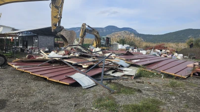 Ortaca Okçular Marmarlı’da Kaçak Yapı Yıkımı Başladı