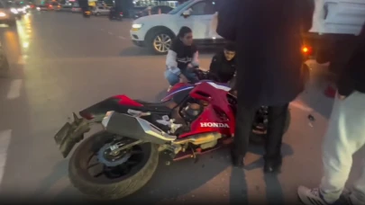 Fethiye Erasta AVM Önünde Trafik Kazası: 2 Kişi Yaralandı