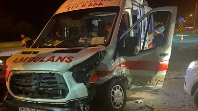 Antalya'da Ambulans ile Otomobil Çarpıştı: 9 Kişi Yaralandı