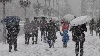 Yarın Okullar Tatil Mi? 9 Nisan 2025 İçin Valiliklerden Resmi Açıklama Geldi Mi? AKOM Uyardı!