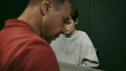 Genç Erkeklik, Şiddet ve Sessiz Toplum Eleştirisi: Adolescence Dizisi Gerçekleri Yüzümüze Çarpıyor!