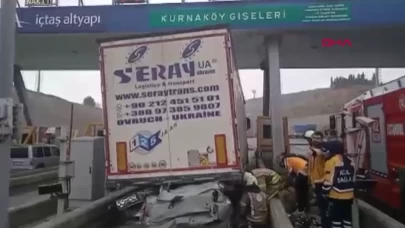 Pendik’te Feci Kaza: Otomobil TIR’ın Altına Girdi, Yaralılar Var