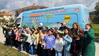 Ula’da Minik Öğrencilere Trafik Bilinci Aşılandı: Jandarma Eşliğinde Uygulamalı Eğitim