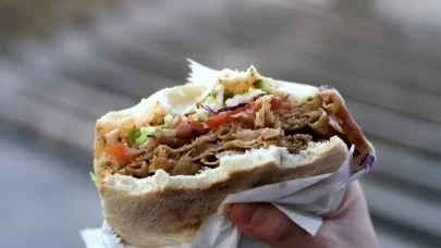 Kocaeli'de Döner Zehirlenmesi Alarmı: 648 Kişi Hastanelik Oldu, 2 Kişi Tutuklandı