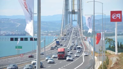 İstanbul-İzmir Otoyolu ve Osmangazi Köprüsü'nde Tatilcilerin Bayram Dönüşü Hareketliliği: Akıcı Yoğunluk Sürüyor