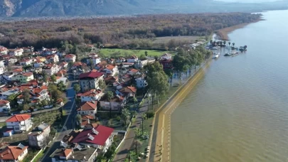 Köyceğiz'de Sağanak Sel: Dereler Taşarken Göl'ün Rengini Değiştirdi