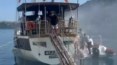 Marmaris’te İskeleye Bağlı Teknede Yangın Panik yarattı