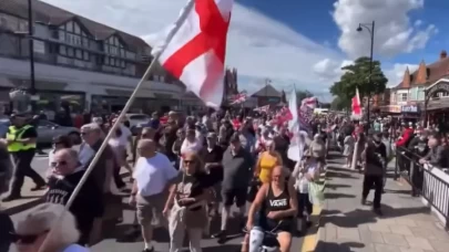 İngiltere’de Göçmen Karşıtı Protestolar Büyüyor: Müslüman Sığınmacılar ve Üçüncü Dünya Göçü Tepkiyle Karşılandı