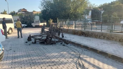 Milas’ta Kömür Kamyonu Elektrik Direğini Devrip Kaçtı: Facia Son Anda Önlendi
