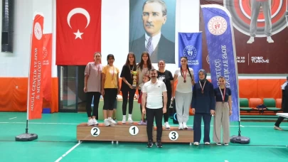 Köyceğiz’de Zafer Bayramı Coşkusu Floor Curling Turnuvasıyla Zirveye Taştı: 21 Takım Kupa İçin Yarıştı