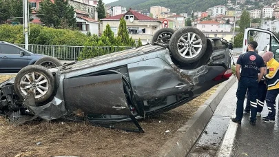 Maltepe’de Yağmur Kazayı Beraberinde Getirdi: Otomobil Direğe Çarpıp Ters Döndü