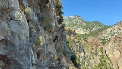 Fethiye’de Kayalıklarda Mahsur Kalan Alman Turist JAK Ekibi Tarafından Kurtarıldı