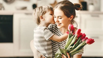 2026 Anneler Günü Ne Zaman? Hangi Güne Denk Geliyor, Resmi Tatil mi, Ne Hediye Alınır?