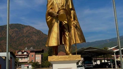 Köyceğiz Toparlar’da Atatürk Büstüne Bakım Yapıldı: Meydan Daha Düzenli Bir Görünüme Kavuştu
