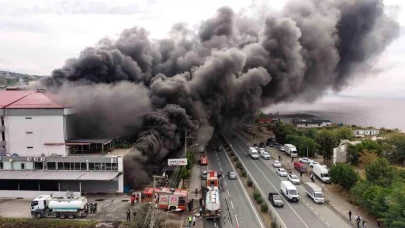 Trabzon Akçaabat’ta AVM Yangını: Deppo Alışveriş Merkezi’nde Alevler Gökyüzünü Kapladı