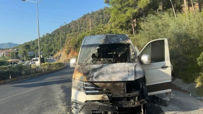 Marmaris’te Turistleri Taşıyan Minibüs Alev Aldı: Şoförün Soğukkanlılığı Facia Önledi