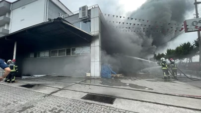 Trabzon Akçaabat’ta AVM Yangını: Hırdavat Deposu Alevlere Teslim Oldu